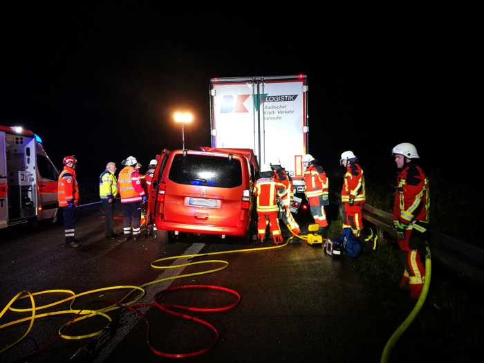 Der LKW-Fahrer steuerte nach dem Zusammenprall seinen LKW und den eingeklemmten PKW Richtung Standstreifen