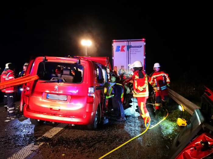 Der PKW-Fahrer hatte Glück - Er überlebte schwerverletzt