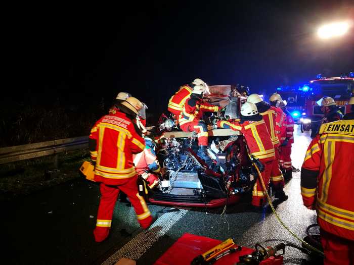 Der PKW krachte mit voller Wucht in den LKW