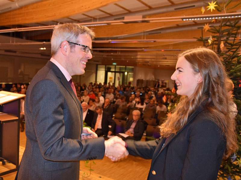 „Danke für Ihren Einsatz“: Landrat Christian Engelhardt verleiht die Ehrenamts-Card. (Foto: Kreis Bergstraße)