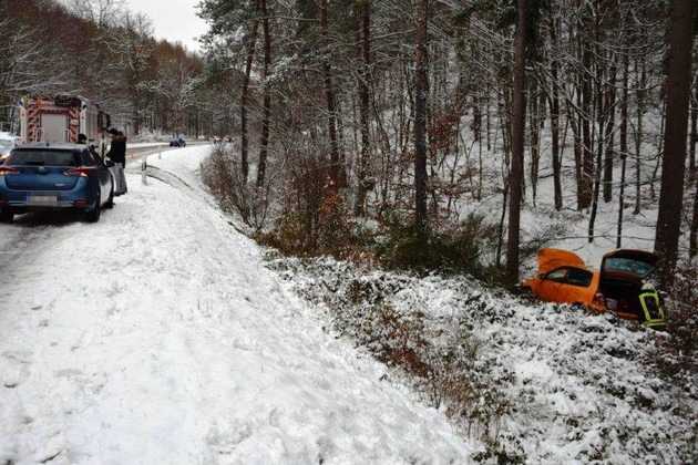 Die winterglatte Fahrbahn ist die Ursache eines Verkehrsunfalls am Sonntagmittag im östlichen Stadtgebiet.