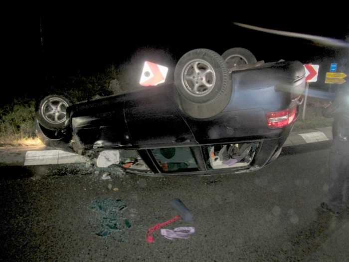 Verunfalltes Fahrzeug am Kreisel der Dromersheimer Chaussee