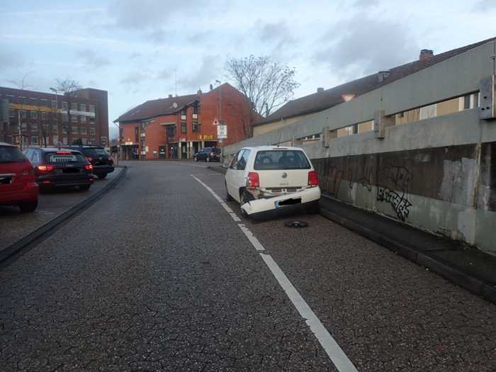 Die Unfallstelle in der Tiefstraße. Rechts im Bild der vom Unfallversucher beschädigte Kleinwagen