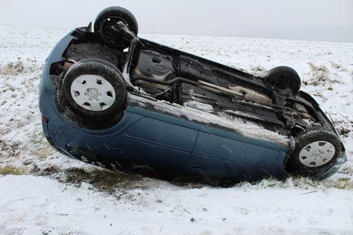 Opel Meriva im Straßengraben auf dem Dach liegend