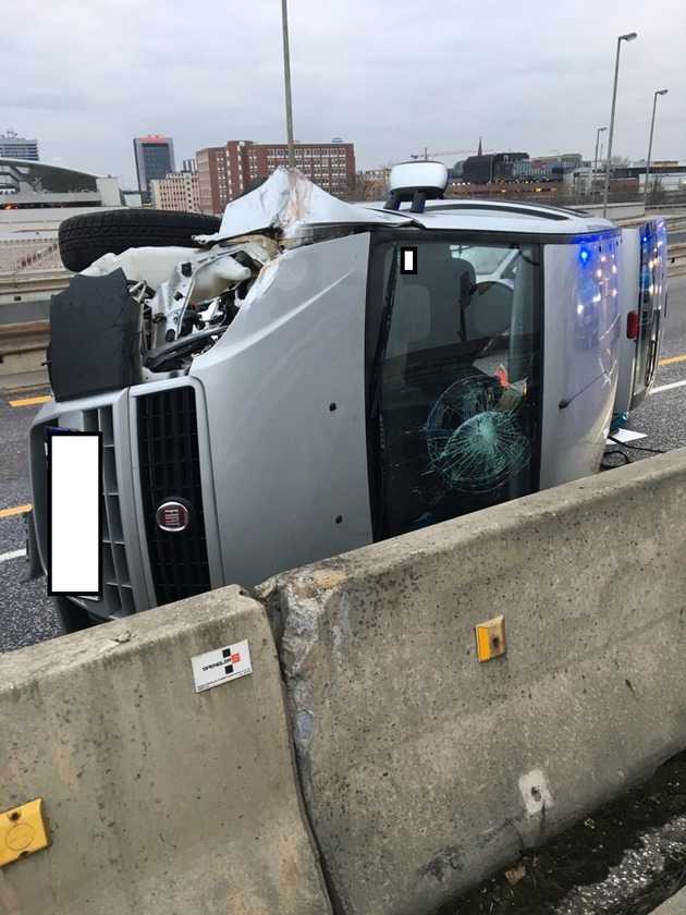 Umgekippter PKW an der Brückenauffahrt