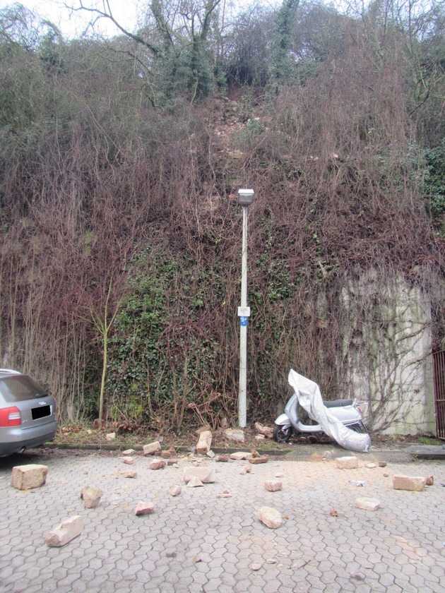 Durch das Wetter sind die Steine den Hang heruntergerollt