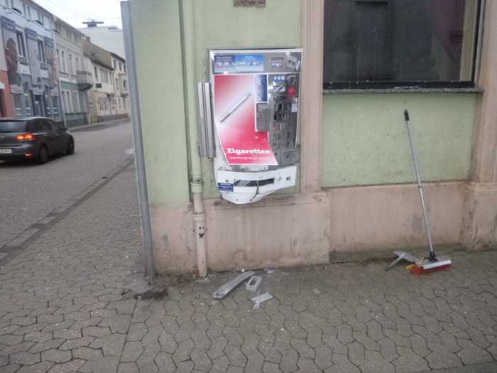 Beschädigter Zigarettenautomat