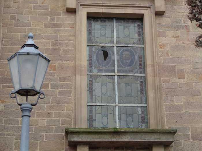 Beschädigtes Fenster ev. Kirche Kusel