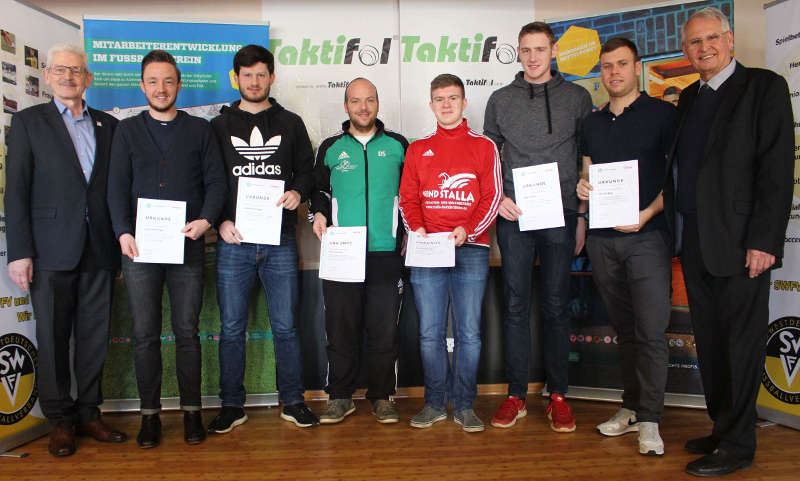 Die Fußballhelden des Südwestdeutschen Fußballverbandes von links nach rechts: Jürgen Veth, 1. Vizepräsident des SWFV gemeinsam mit Phillipp Schmidt (Pirmasens-Zweibrücken), Stefan Feininger (Südpfalz), Daniel Scholz (Bad Kreuznach), Marco Höllriegl (Rhein-Pfalz), Max Groben (Alzey-Worms), Yannick Bog sowie SWFV-Präsident Dr. Hans-Dieter Drewitz Es fehlen: Jonas Staudt (Birkenfeld), Johannes Schell (Kusel-Kaiserslautern), Carnell Likunde (Mainz-Bingen) und Selina-Sophie Zeymer (Rhein-Mittelhaardt) (Foto: SWFV)