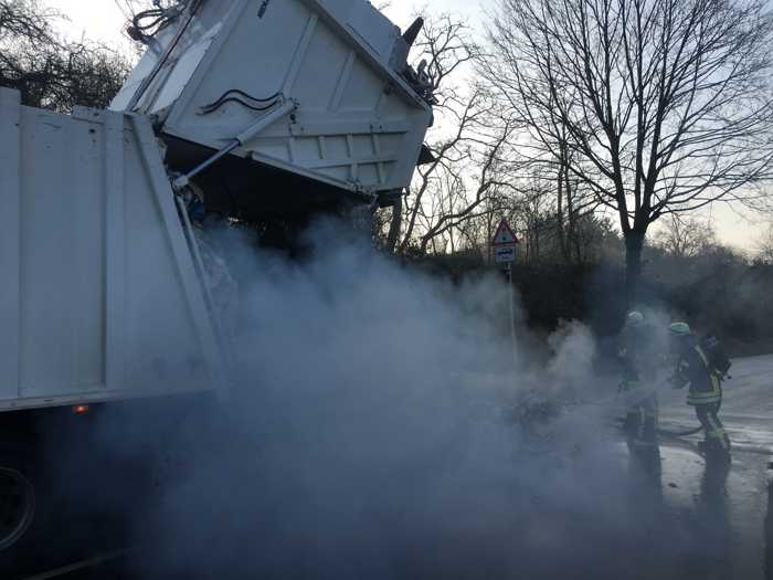 Ladung des Müllfahrzeugs gerät in Brand