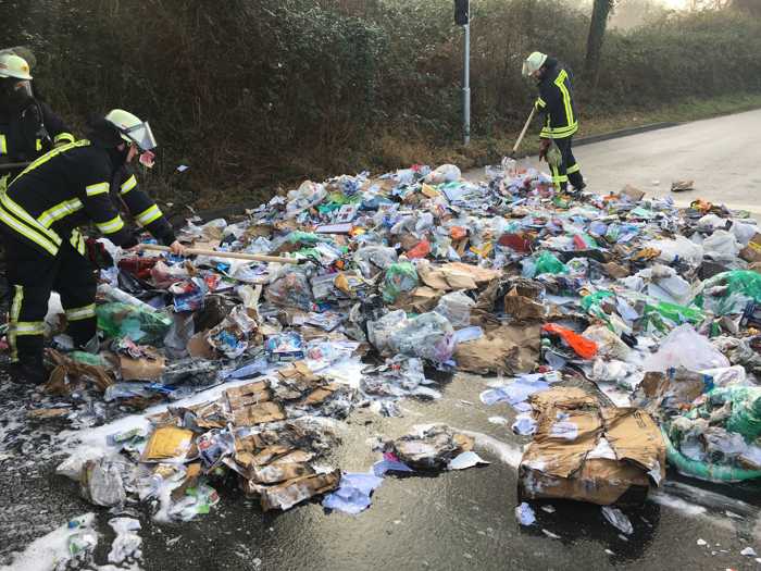 Die Feuerwehr kontrolliert ob sich noch Brandnester in der Ladung befinden