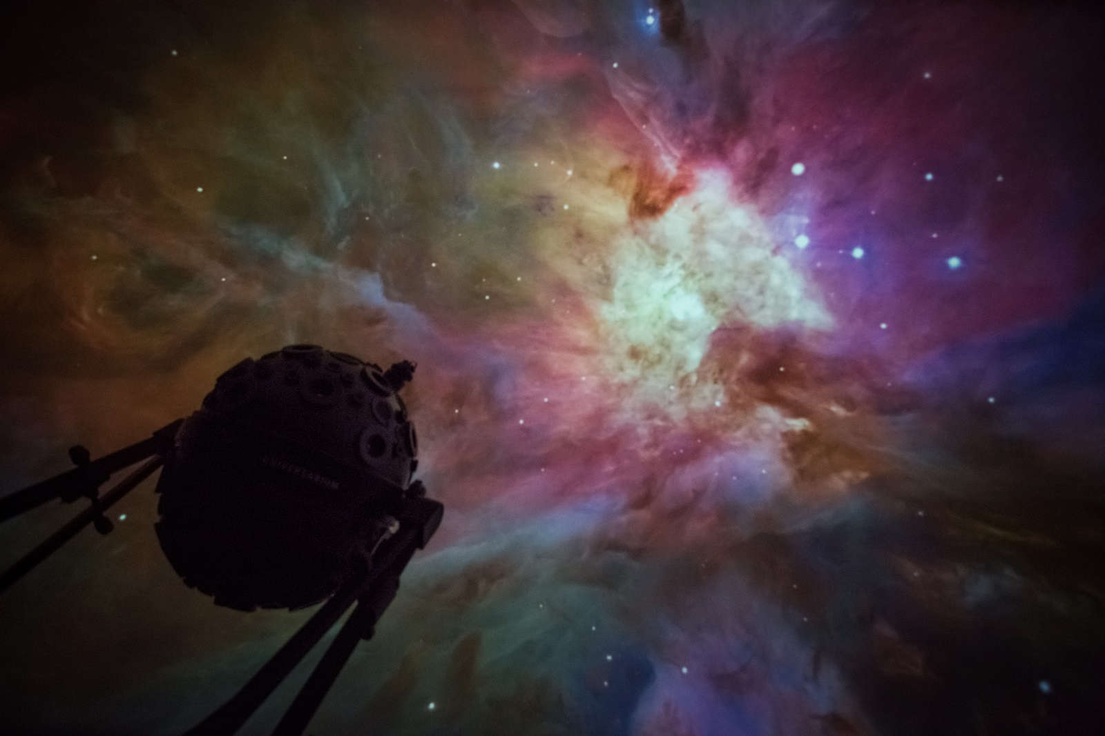 Blick in den Kuppelsaal des Planetarium Mannheim: Sternprojektor Universarium vor dem in die Kuppel projizierten Orionnebel (Foto: Planetarium Mannheim)