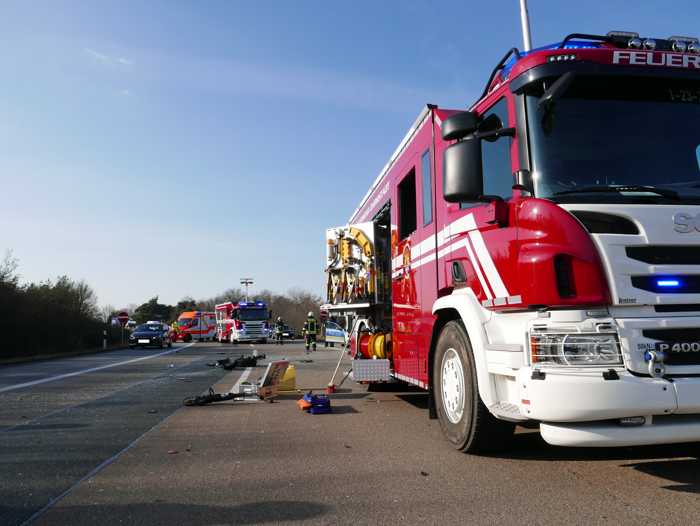 Unfallstelle auf der A5 bei Darmstadt - Feuerwehr im Einsatz