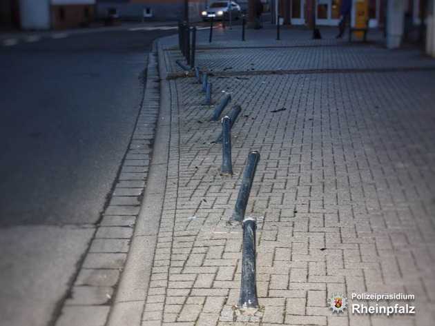 Diese Poller fuhr die betrunkene Autofahrerin um - Zeugen beobachteten die Fahrt und infomierten die Polizei