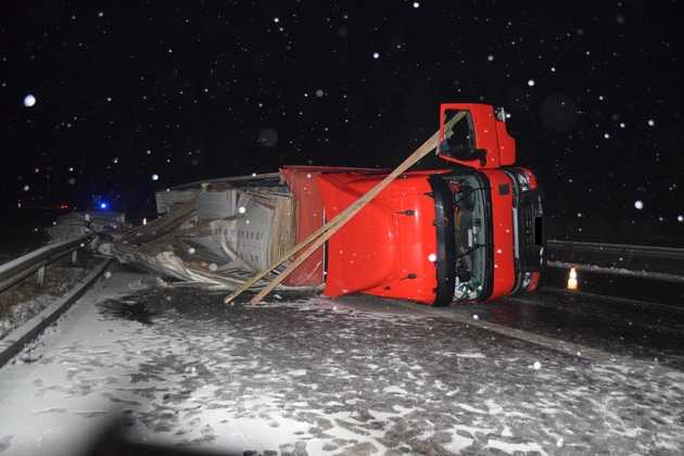Auf schneeglatter Fahrbahn verunglückte der LKW-Fahrer mit seinem LKW