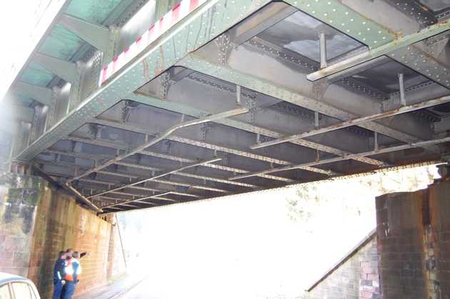Die Brücke wurde für den Zugverkehr gesperrt und erst nach Check durch Spezialisten wieder freigegeben