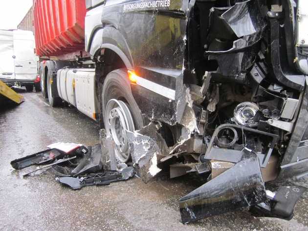 Unfallbeschädigte Fahrzeuge, B9 Worms-Süd