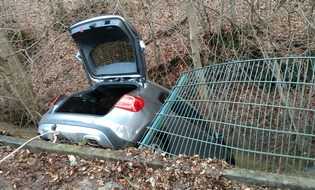 Eine Autofahrerin ist am Donnerstag mit ihrem Wagen etwa drei Meter tief in einen Bach gestürzt. Beim Ausparken gab sie zu viel Gas, durchbrach einen Zaun und landete im Wasser.