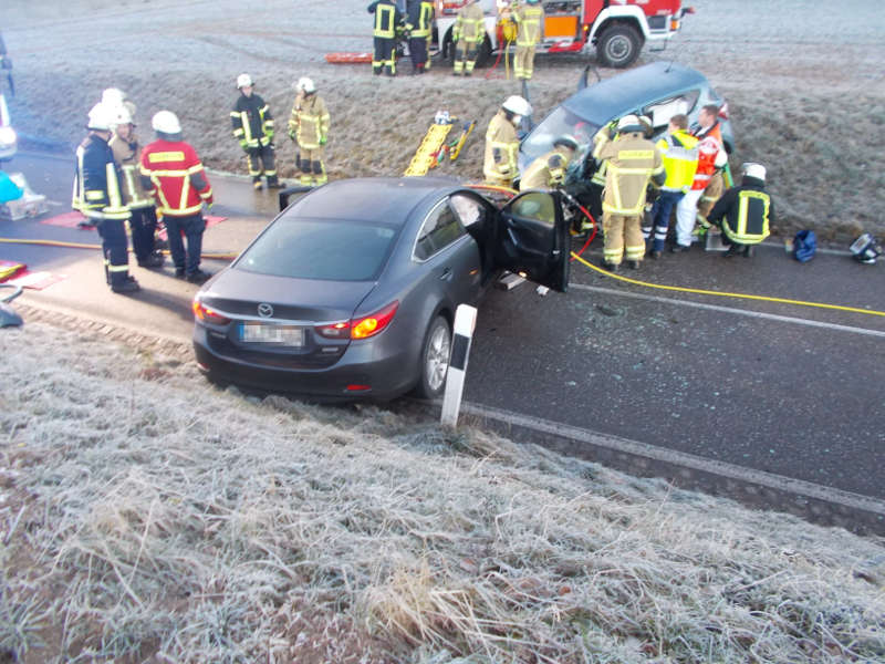 Die Frau war in ihrem Auto eingeklemmt und musste von der Feuerwehr befreit werden. (Foto: Polizei RLP)