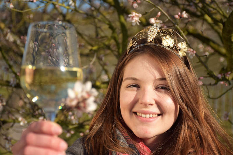 Die Bergsträßer Weinkönigin Jessica Lehmann lädt herzlich ein: Zu Weintreff und Weinfrühling ins Weinbaugebiet Hessische Bergstraße