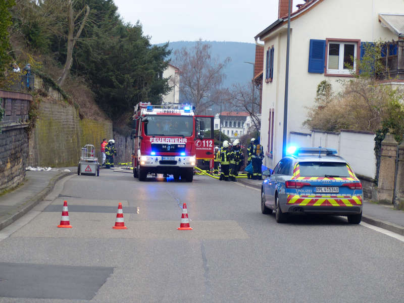 Die Schillerstraße war während der Löscharbeiten voll gesperrt (Foto: Feuerwehr Neustadt)