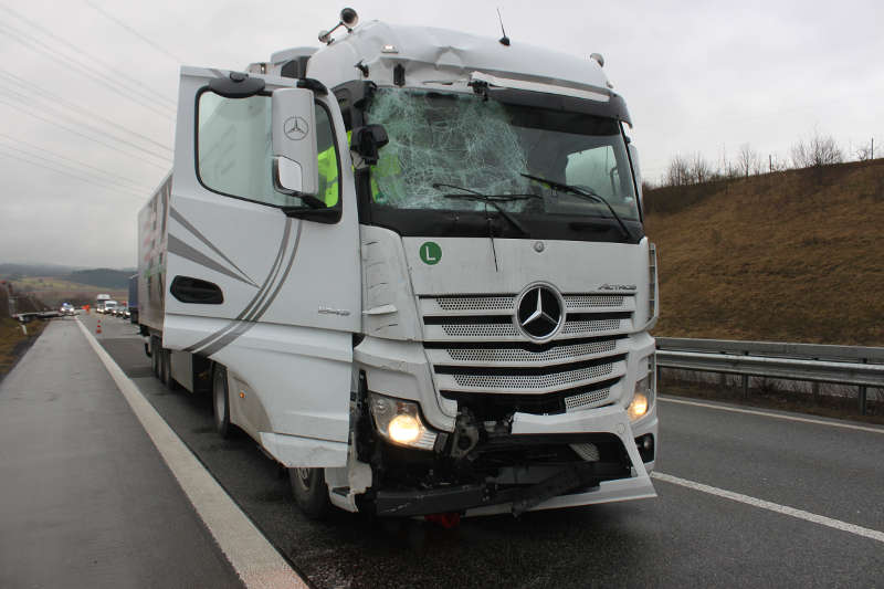 Der LKW fuhr auf die Absperrwand auf (Foto: Polizei RLP)