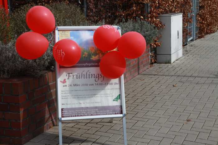 Heute ist Frühlingsfest im Domicil - Das Schild weist den Weg