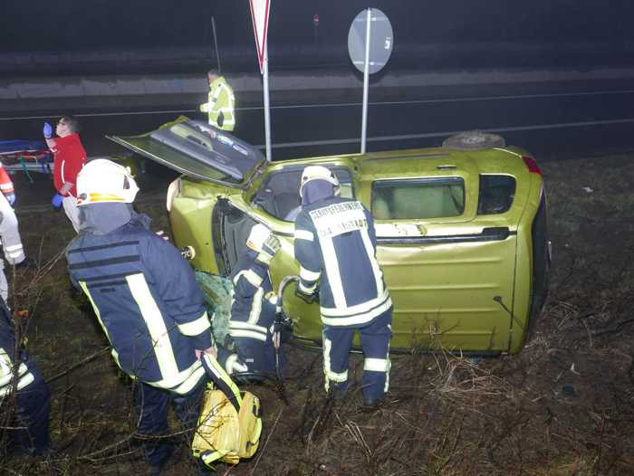 Die Feuerwehr Darmstadt im Einsatz an einem umgekippten PKW