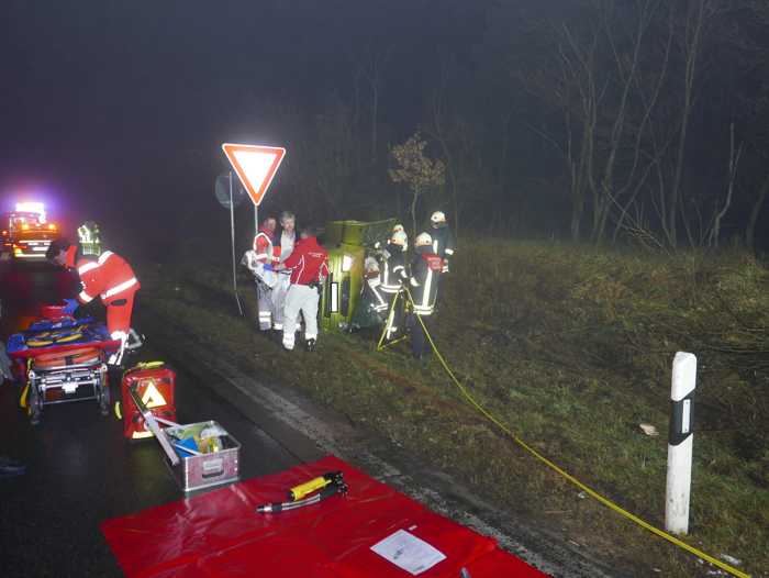 Die Feuerwehr Darmstadt im Einsatz an einem umgekippten PKW