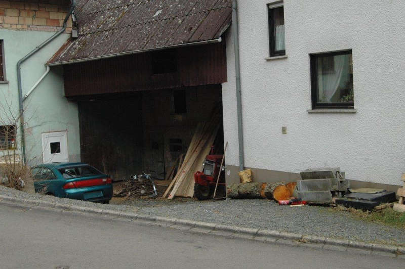 Der Traktor stand in einer Scheune (Foto: Polizei RLP)