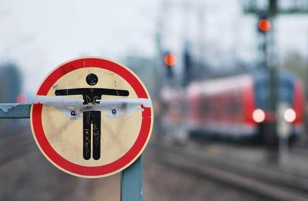 Symbolbild, Bahngleise, Warnschild © Bundespolizei