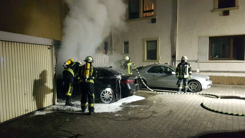 Die Feuerwehr löschte den PKW-Brand (Foto: Presseteam der Feuerwehr VG Lambrecht)