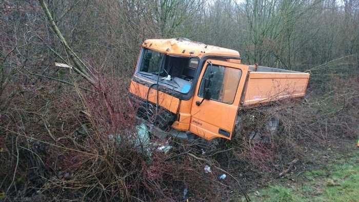 Der LKW kam von der Straße ab