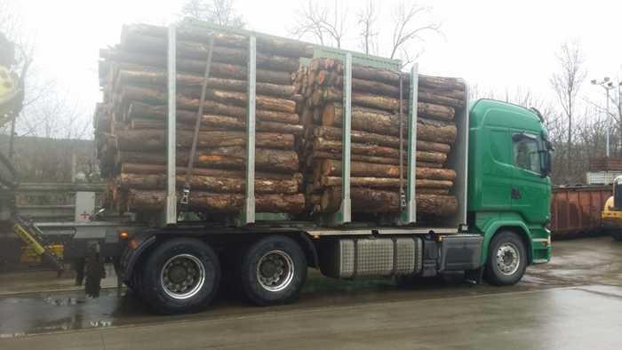 Holz-LKW auf der Waage