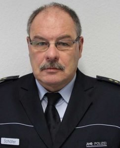 Polizeidirektor Schäfer handelt