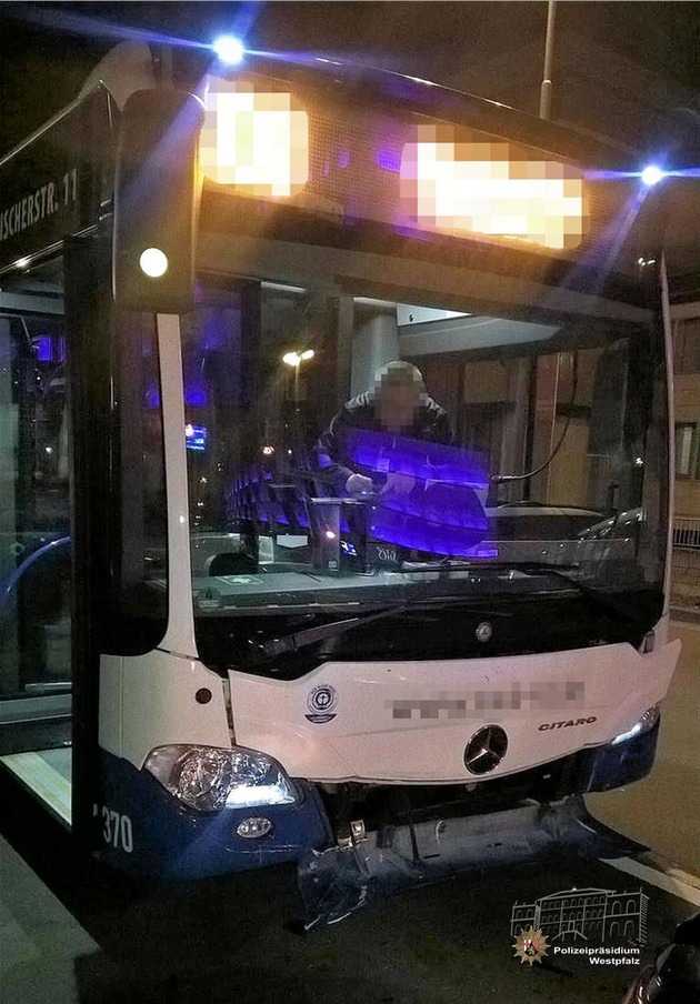 Der Busfahrer achtete nicht auf die haltenden PKW vor ihm