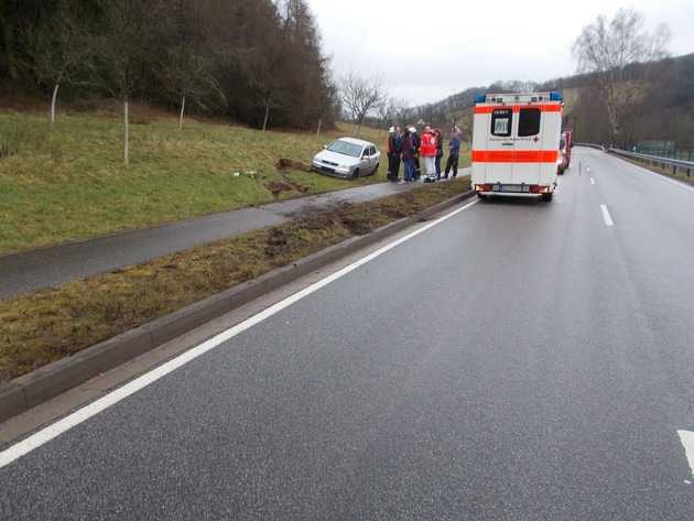 Die Frau war auf der regennassen Fahrbahn offensichtlich zu schnell unterwegs. In einer Rechtskurve, etwa 400 Meter vor Olsbrücken, kam ihr Wagen ins Schleudern und nach links von der Straße ab.