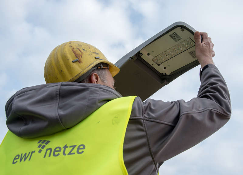 Heiko Hoffmann, Mitarbeiter der EWR Netz GmbH, bei der Installation der LED-Lampen. (Foto: EWR AG)