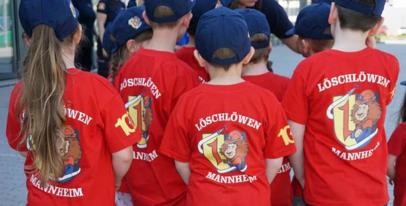 Alle "Löschlöwen" tragen eigens für sie gestaltete T-Shirts. Jede Abteilung hat dabei ihre eigene Farbe, um die Kinder im Gewusel besser zuordnen zu können. (Foto: Stadt Mannheim)