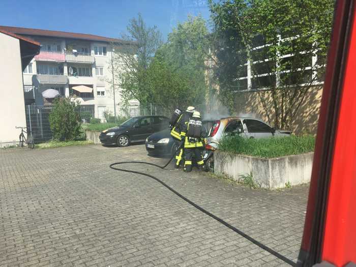 Auto brennt in der Händelstraße aus Foto: Sven Lillig