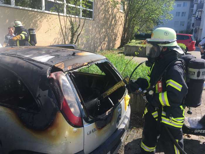 Auto brennt in der Händelstraße aus Foto: Sven Lillig