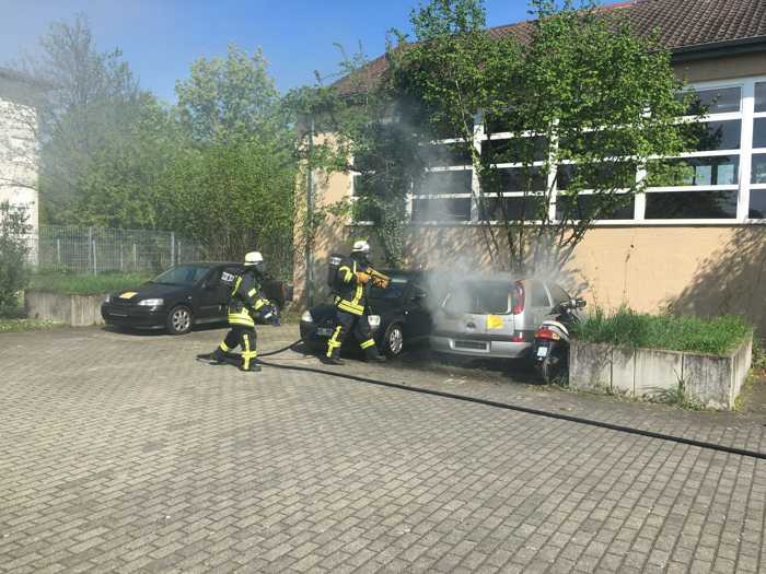 Auto brennt in der Händelstraße aus Foto: Sven Lillig