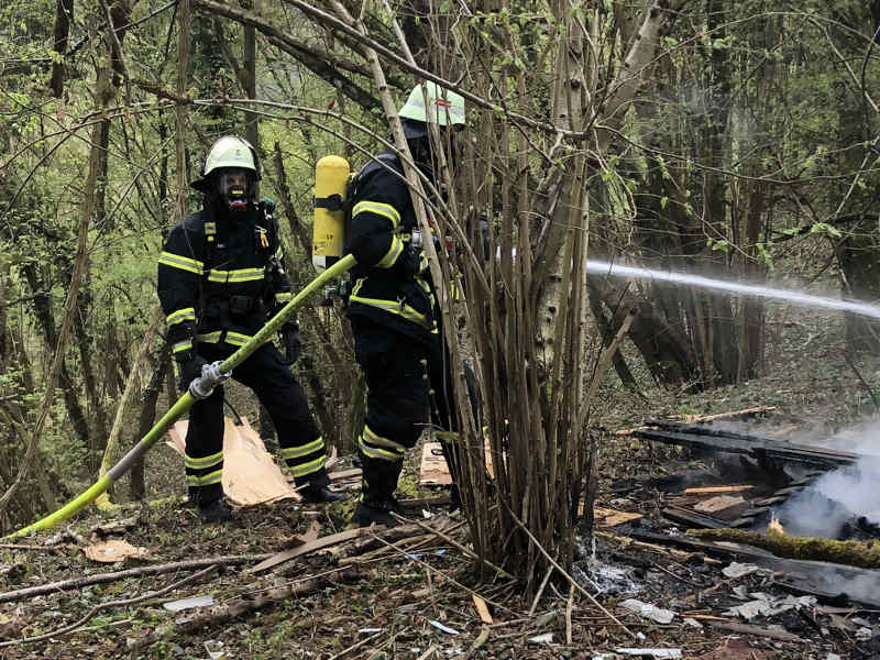 Durch die Kräfte der Feuerwehr Bad Kreuznach wurden die Reste der Hütte auseinandergezogen und vollends gelöscht. (Foto: Feuerwehr Bad Kreuznach)