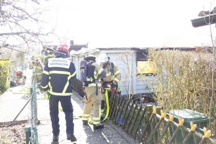 Der Einsatzleiter der Feuerwehr beim Einsatz in Kaiserslautern in der Entersweilerstraße