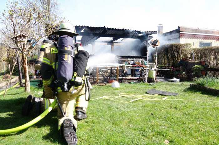 Von der Gartenhütte in Kaiserslautern in der Entersweilerstraße, ist nach dem Brand nicht mehr viel übrig