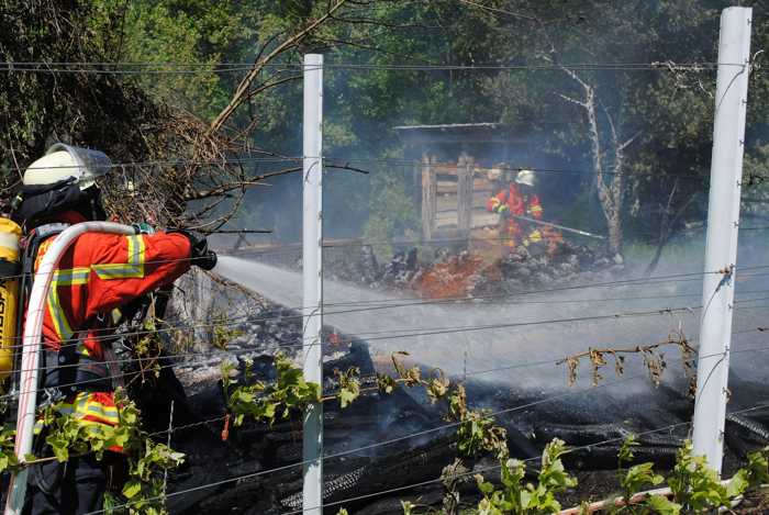 Der Flächenbrand erforderte enormen Einsatz aller Kräfte - Andreas Denk und Tibor Czemmel Feuerwehr Bruchsal