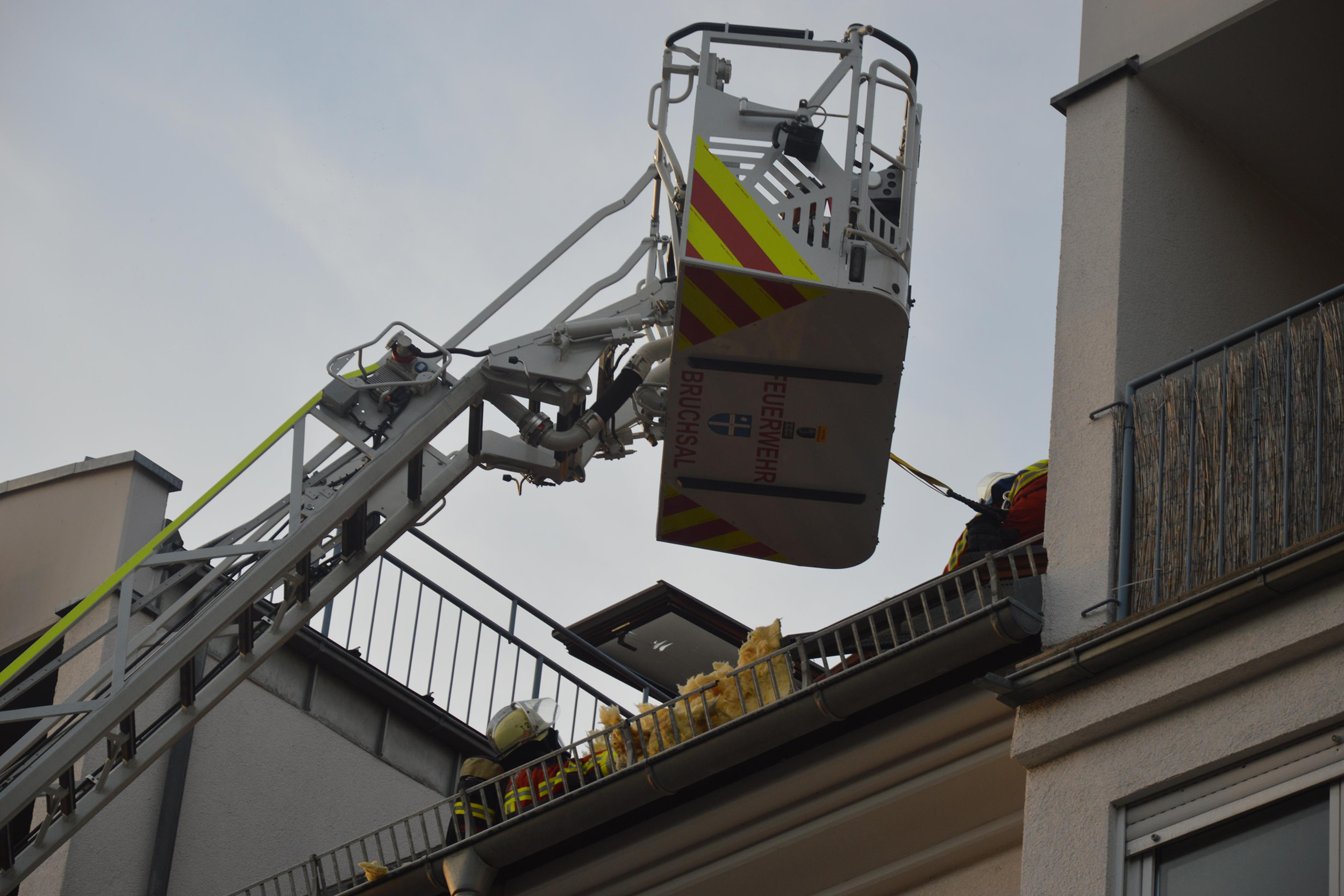 Brand in Dachgeschosswohnung - Für eine Frau kommt jede Hilfe zu spät