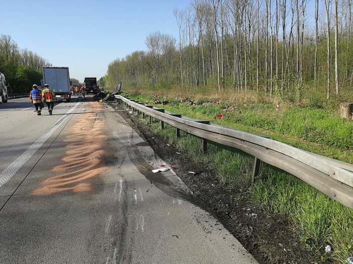 Die Spur des LKW der ausweichen wollte - Freiwillige  Feuerwehr Weingarten