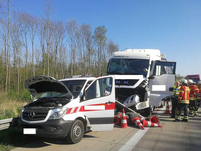 Der LKW schob ein Absicherungsfahrzeug zusammen - Freiwillige Feuerwehr Weingarten