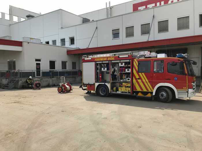 Feuerwehr Brühl in Schwetzingenan einem Möbelhaus im Einsatz